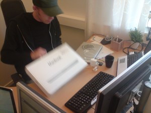 dsc00356 Jocke är som ett litet barn på julafton när han packar upp sin nya ögonsten