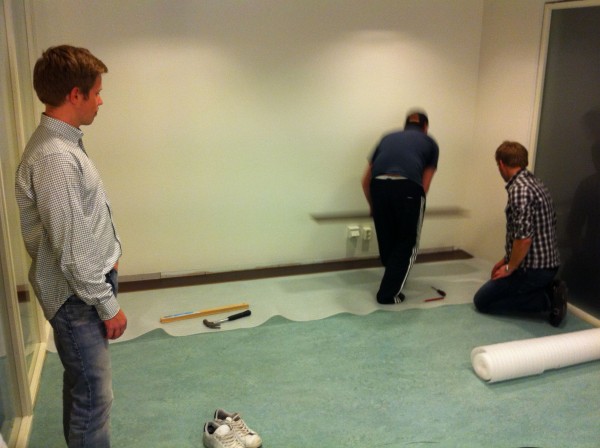 IMG_1051 Falken, Andreas och Cederlöf lägger nytt golv. Ja, iallafall de två sistnämnda